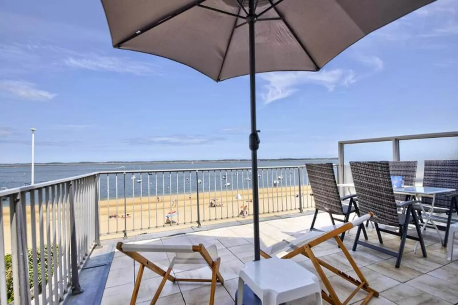 Résidence La Roseraie-Exterior in summer