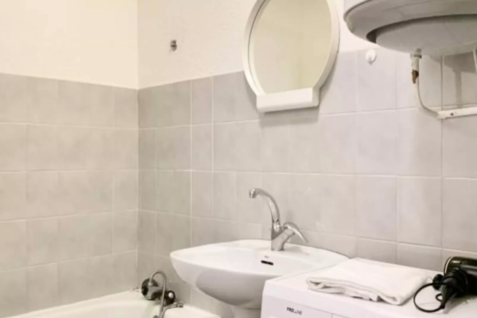 | The Red One 💋| Studio Canap&eacute;-lit | Proche Gem, Gare-Image-tags.