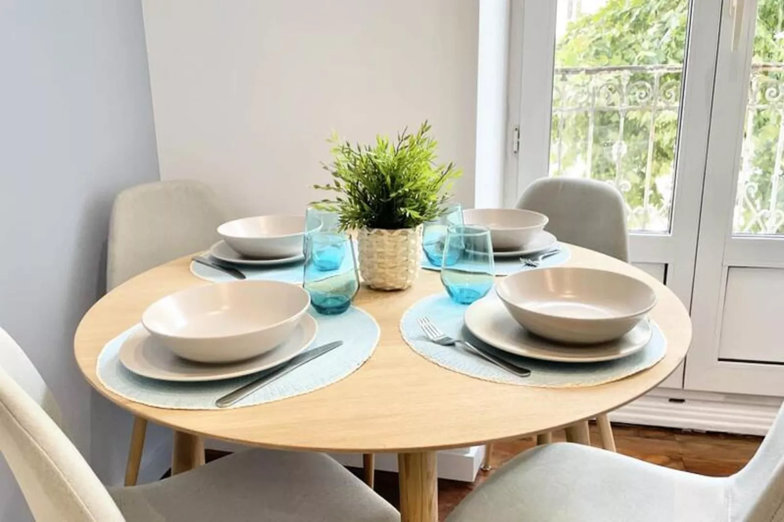 Le Cadet 👨&zwj;👩&zwj;👦&zwj;👦| Jean Jaur&egrave;s |tram A, B E E | T2 Tout &eacute;quip&eacute;-Salle à manger