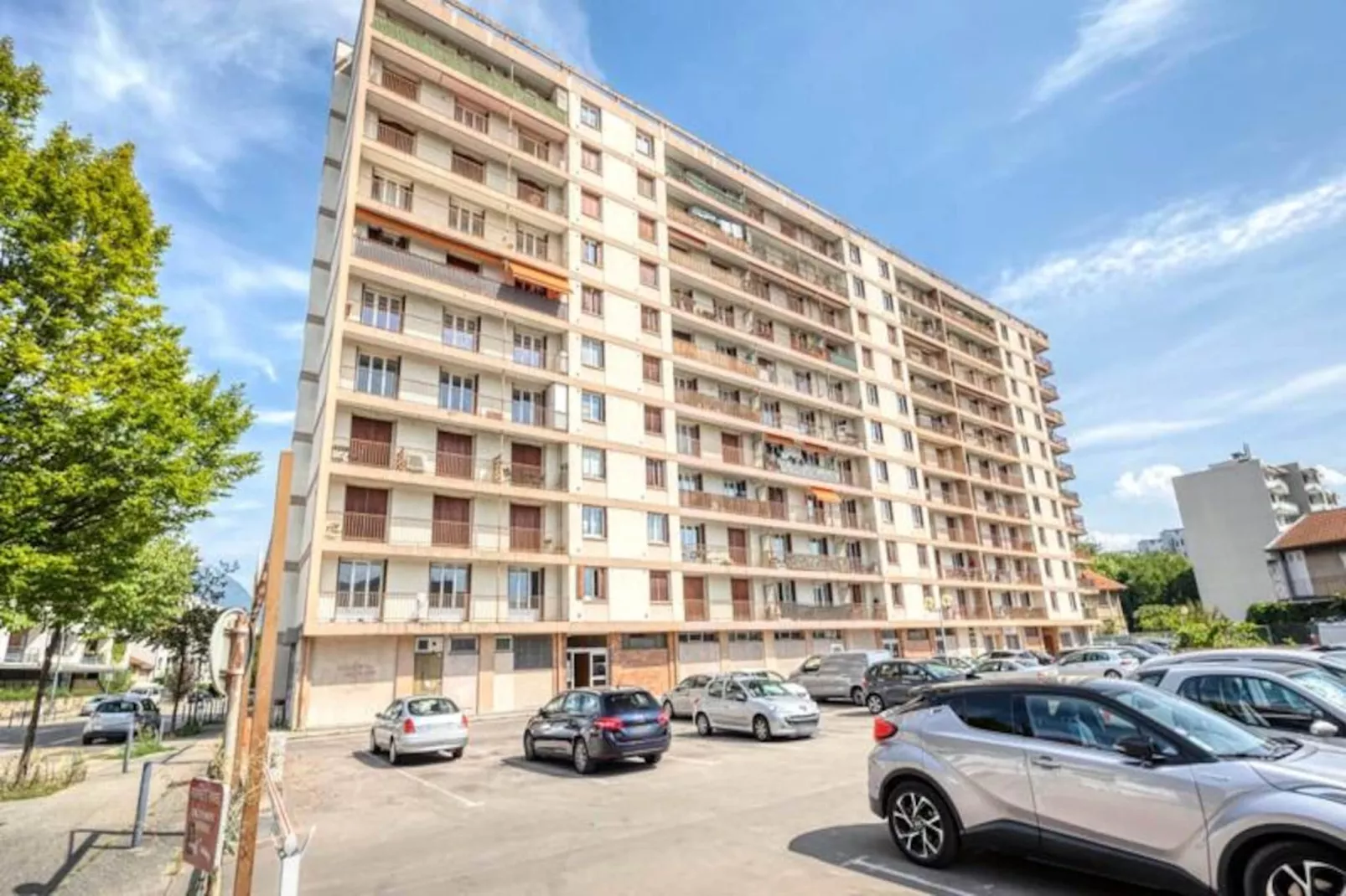 | L'ang&eacute;lique Des Eaux Claires 🪽| Parking-Image-tags.