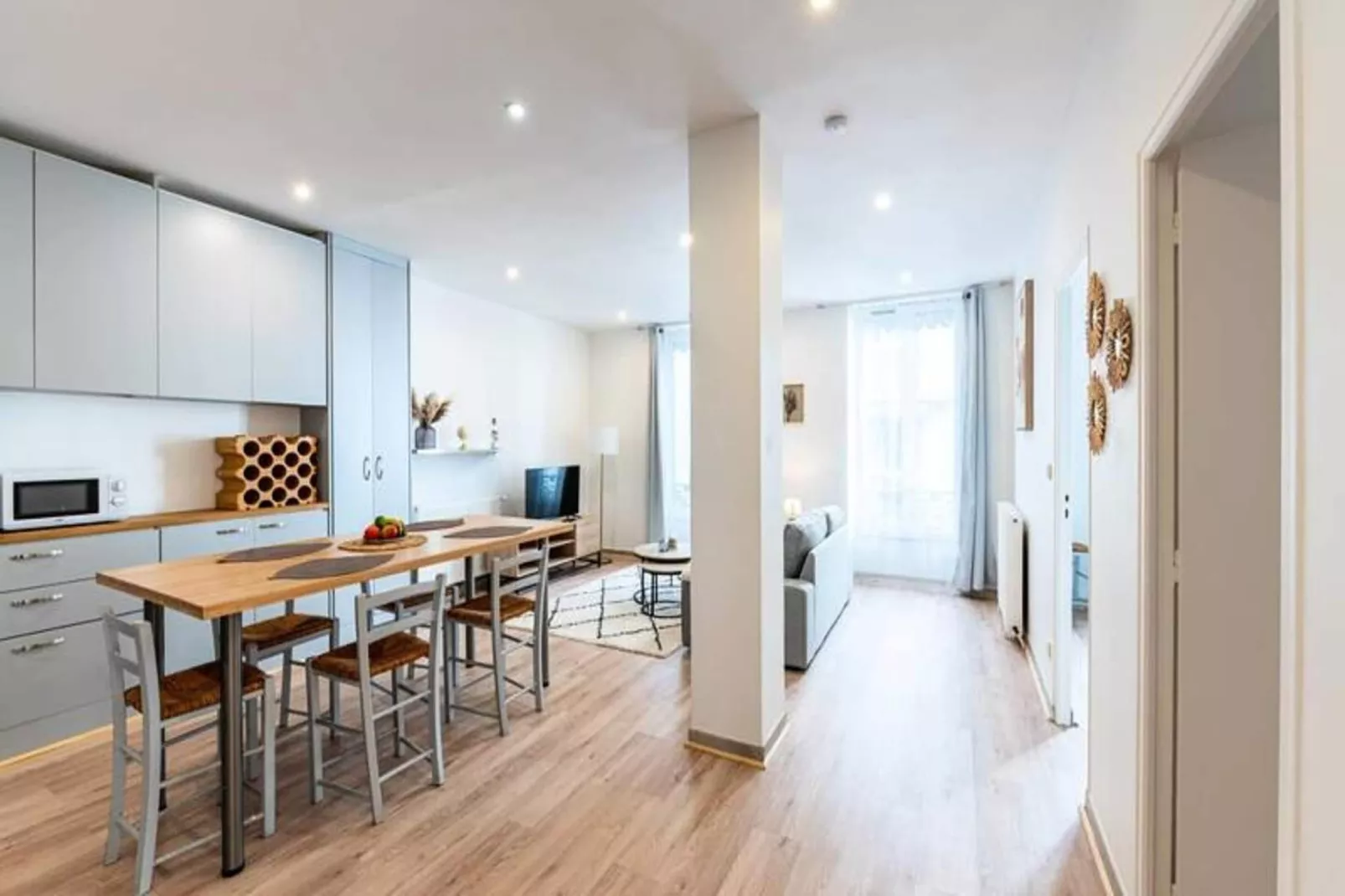 | La Gare Aux 400 Couverts 🚅 | Gare, Gem, Tramway-Salle à manger