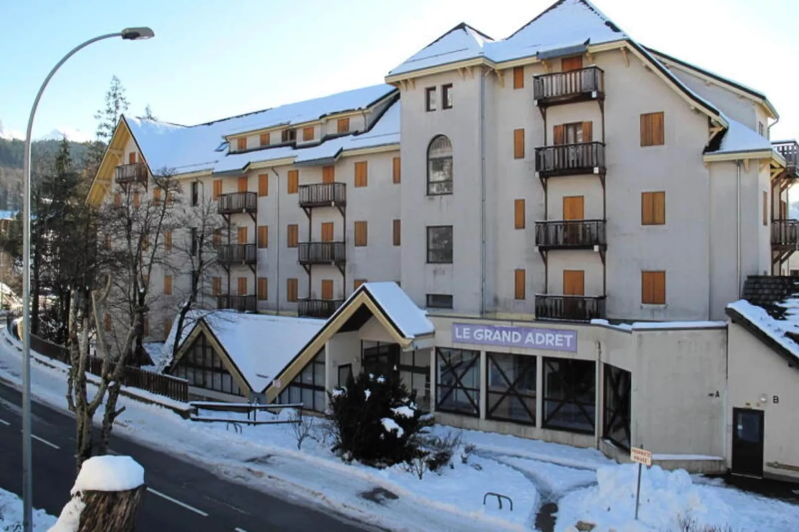 Résidence Le Grand Adret - Exterior in summer