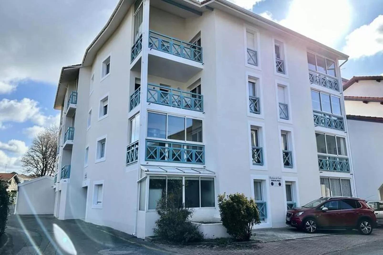 Résidence Du Centre-Exterior in summer