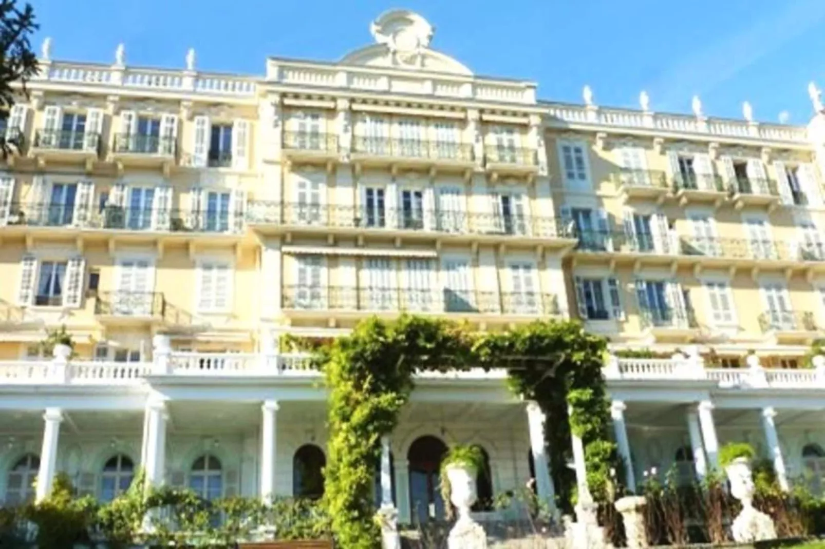 Résidence Le Splendide-Exterior in summer