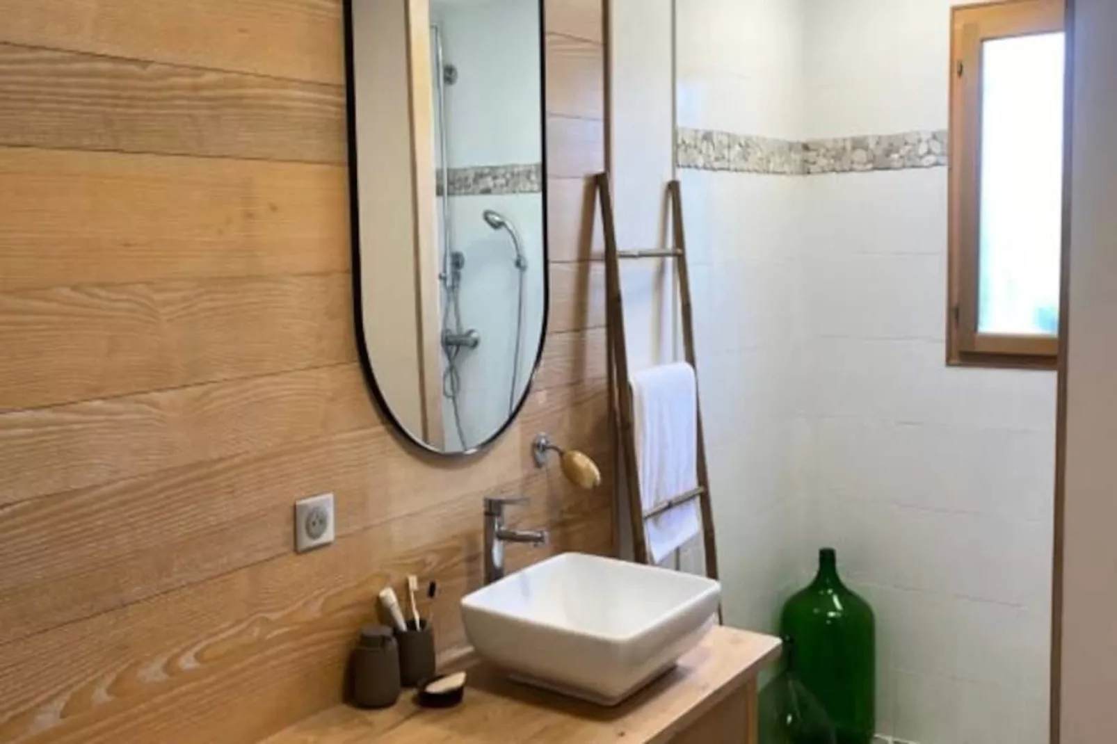 Belle Villa Avec Piscine Jacuzzi Et Vue Lac-Image-tags.