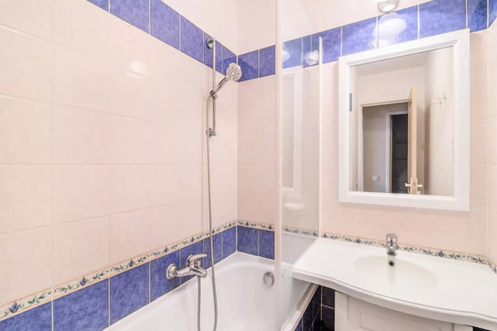 Wohnung in Roquebrune nahe Bougnon Strand-Image-tags.