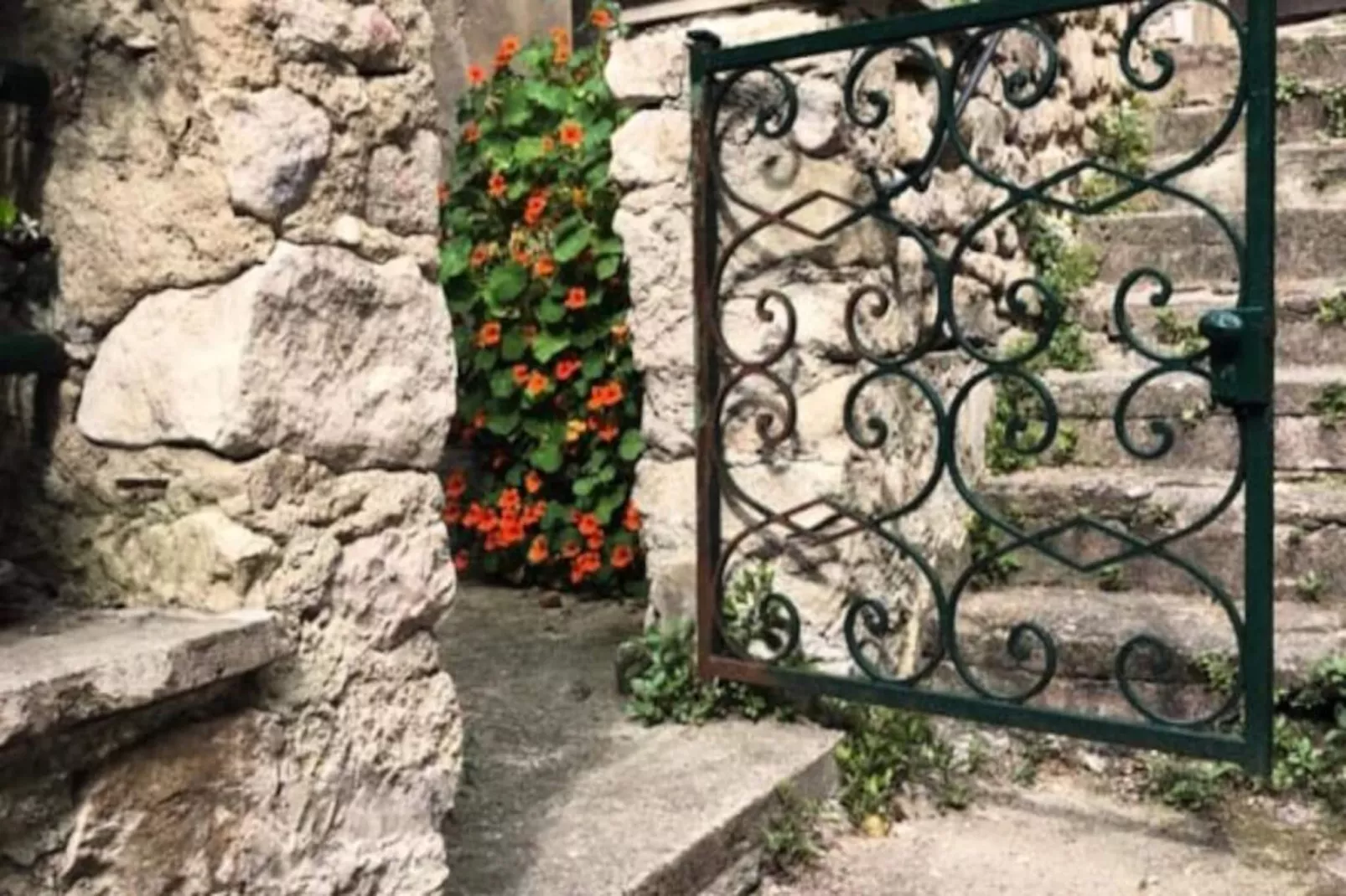 Charmante Maison De Village &agrave; Fontaine-de-vaucluse-Image-tags.