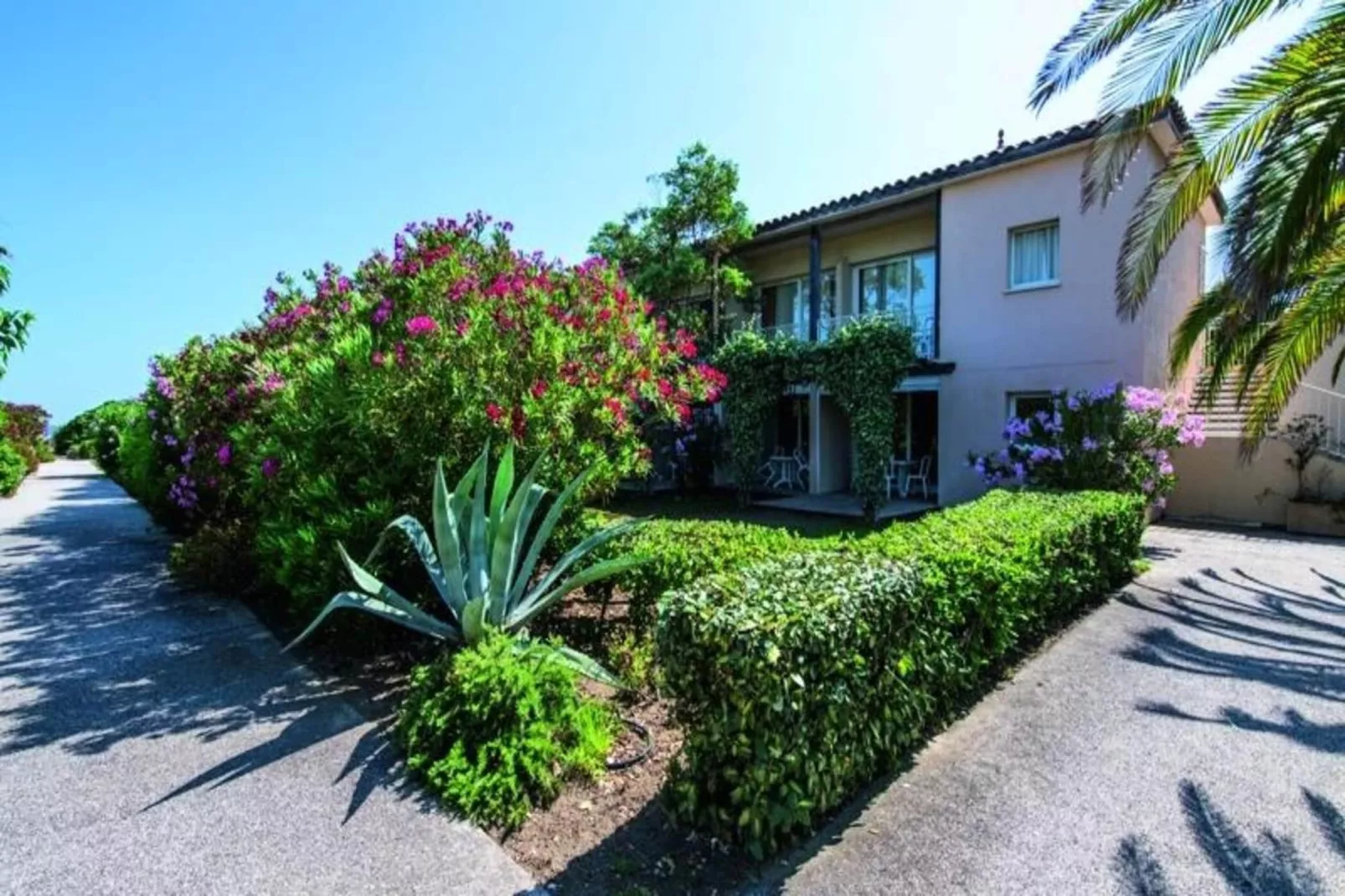 SOWELL Résidences Les Sablons***-Exterior in summer