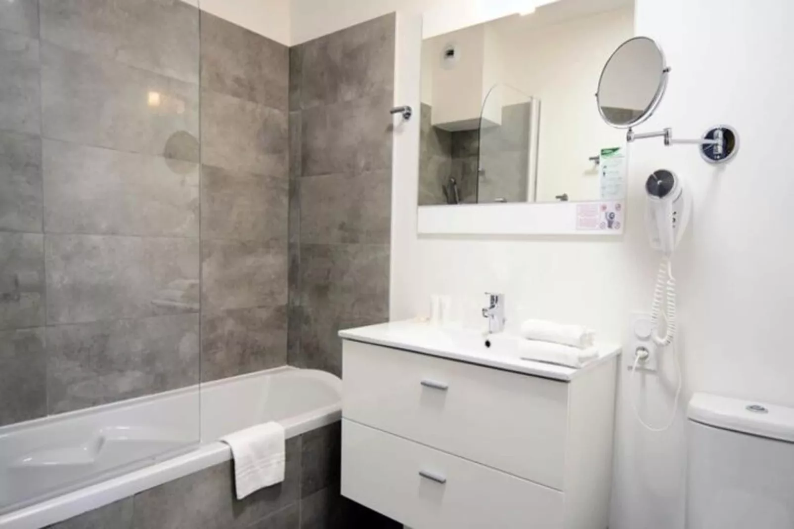 Appart'hôtel Odalys Colombélie-Bathroom