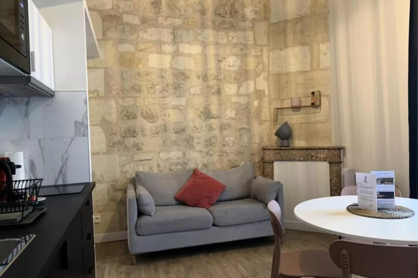 Appartement Avec Cachet En Duplex De 2 Chambres Situ&eacute; Vers La Gare St-jean-Living room