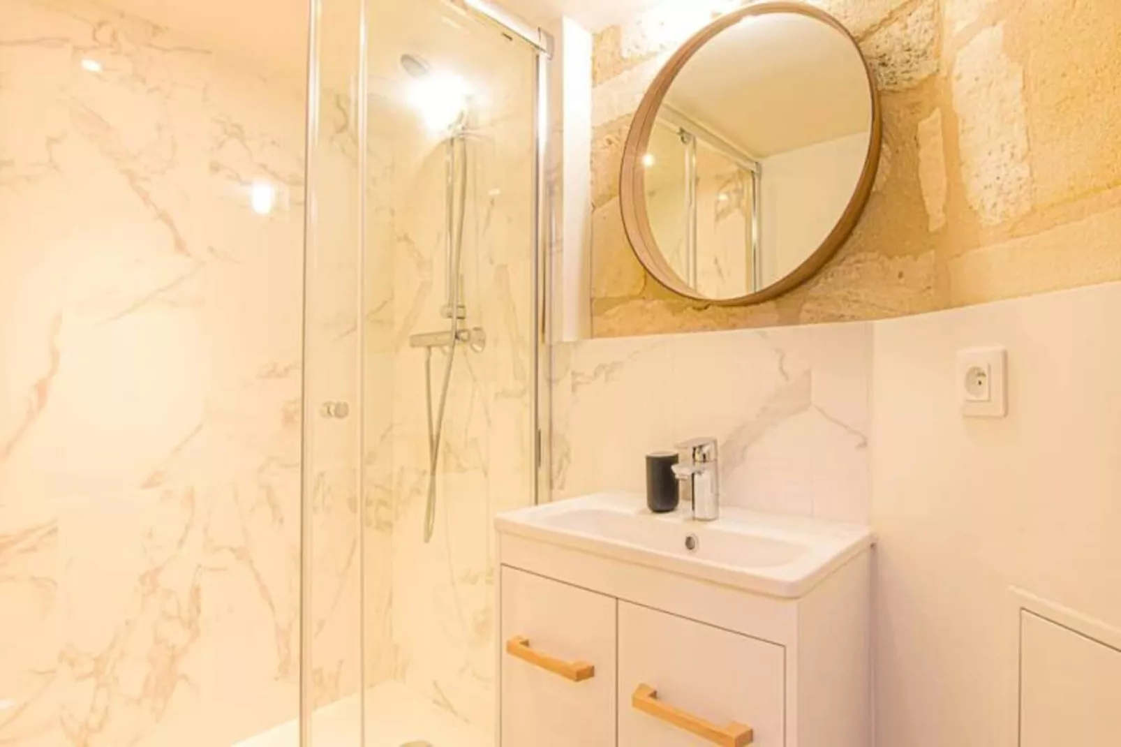 Duplex Confortable Dans La Belle Pierre Plac&eacute; Au Porte De La Gare St-jean-Salon