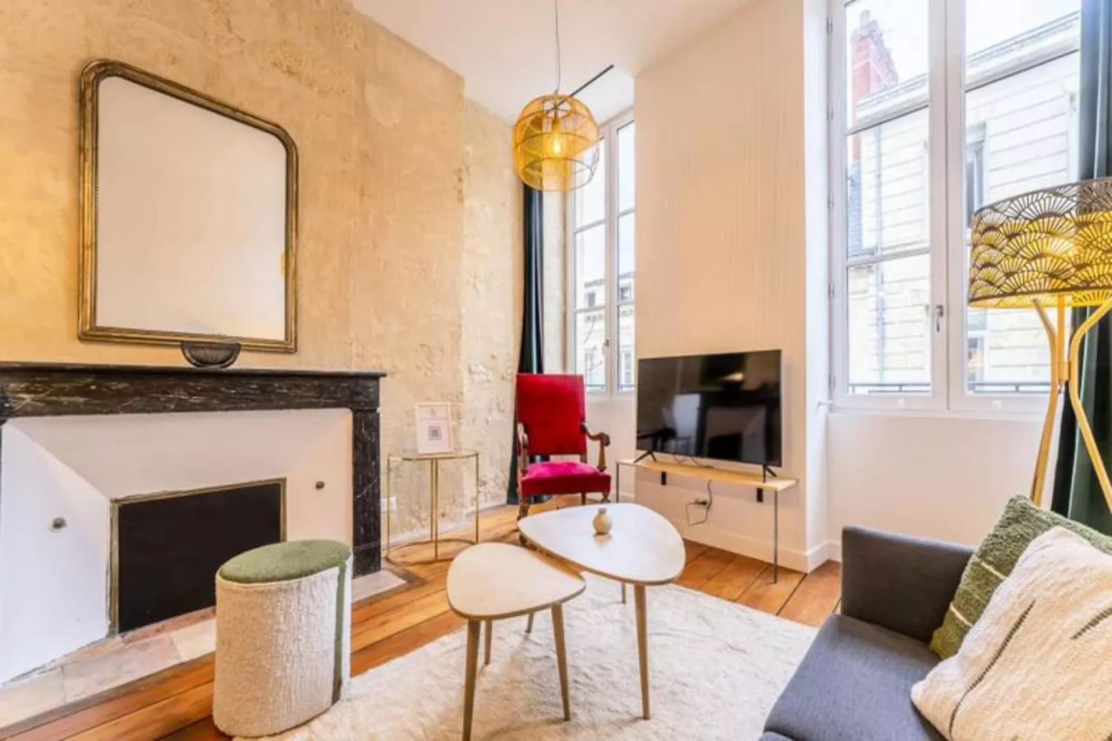 Charmant Et Rayonnant Appartement De 55 M&sup2; Situ&eacute; Dans Le Coeur De Bordeaux-Salon