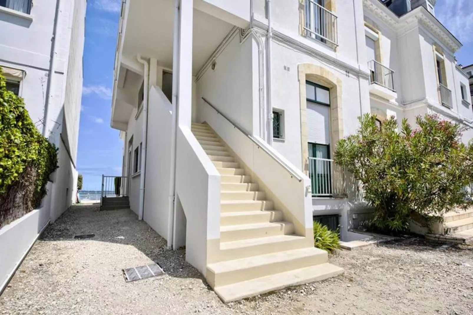 Résidence La Roseraie-Exterior in summer