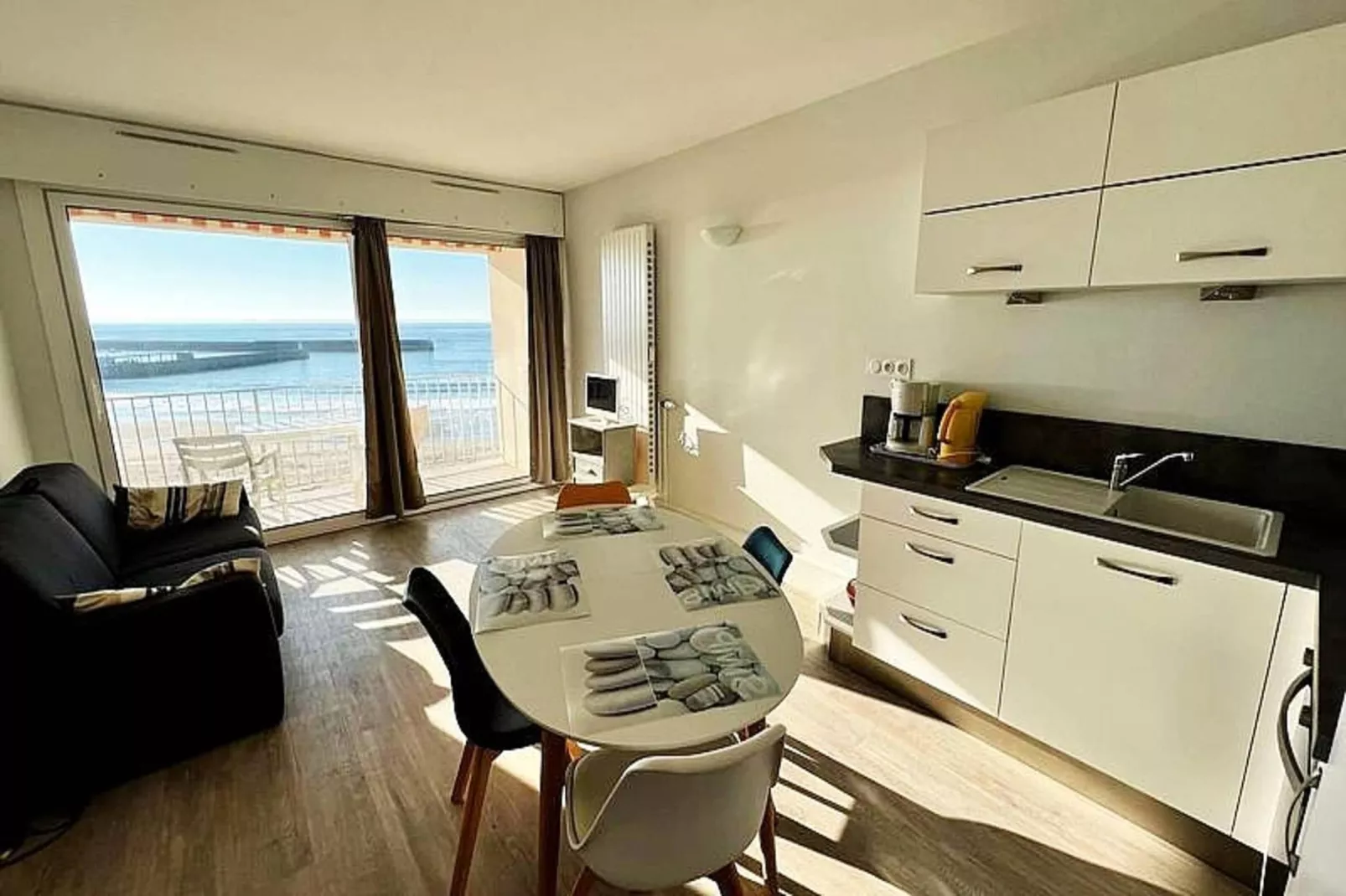 Résidence Dauphins-Esszimmer