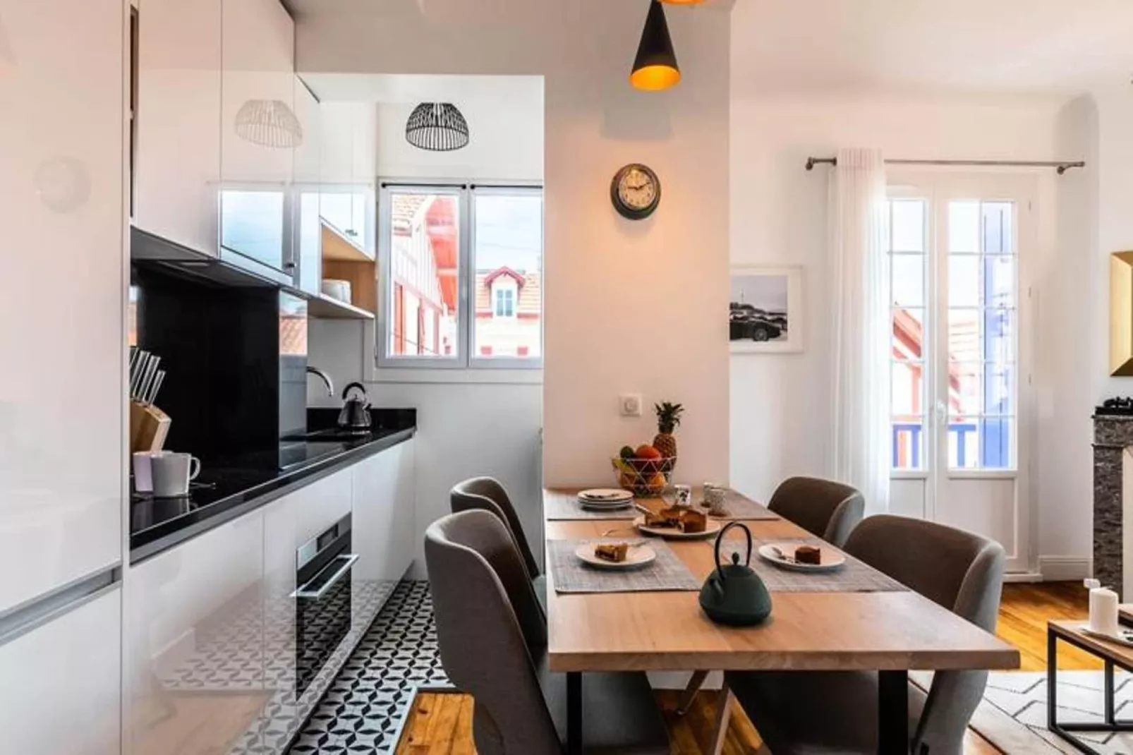 Superbe Appartement Plein De Charme Avec Balcon, 2ch, &agrave; 5min De La Plage-Dining room