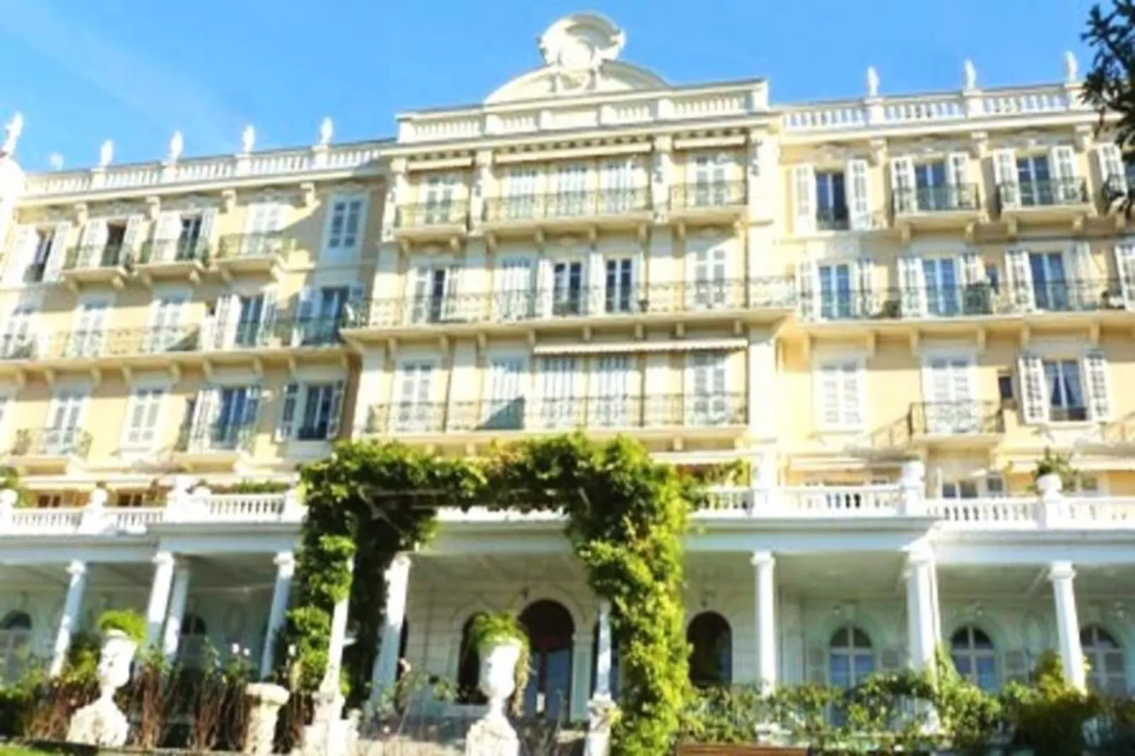 Résidence Le Splendide-Exterior in summer