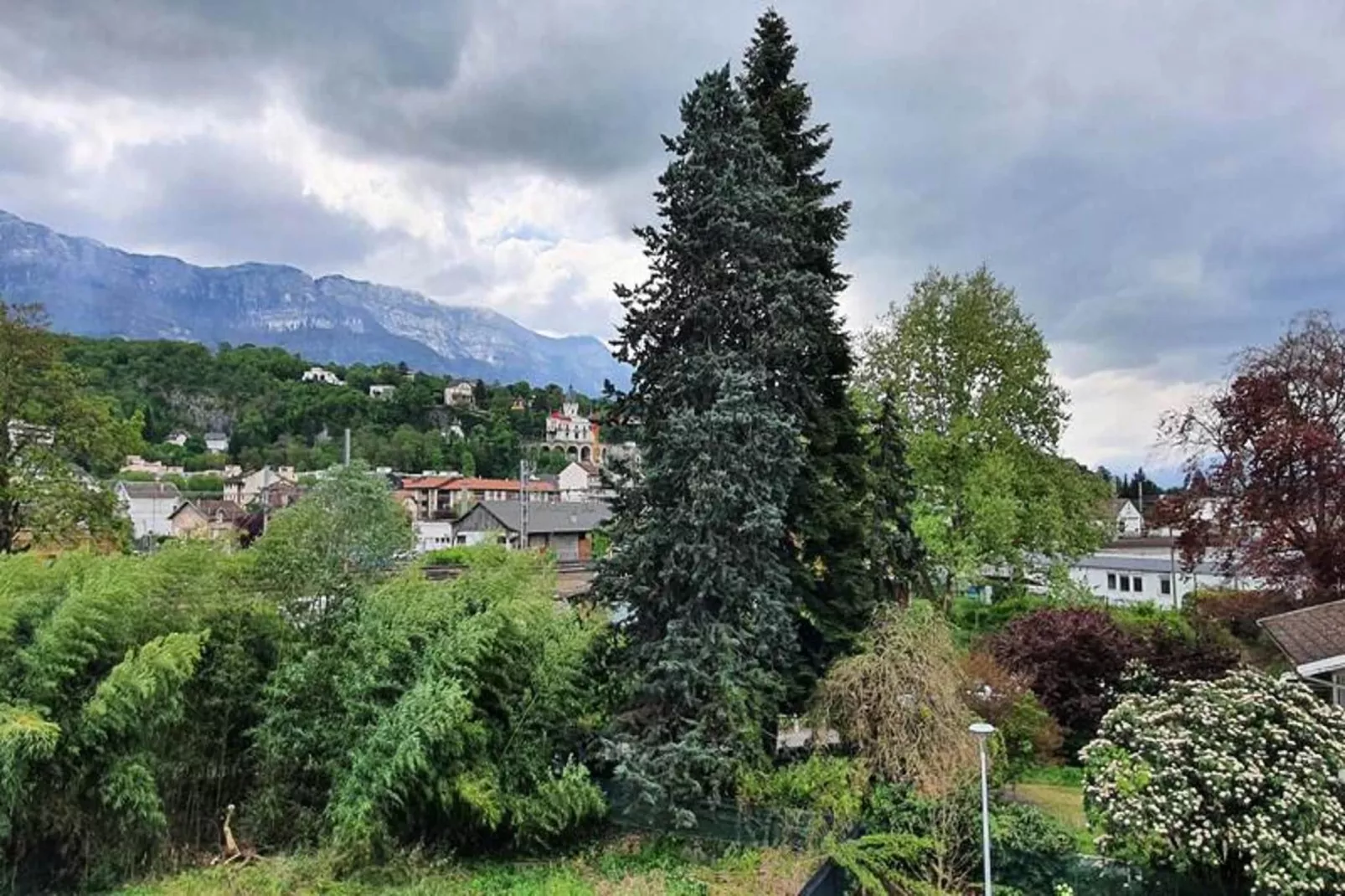 Résidence Le Clos Des Merisiers-Gardens in summer