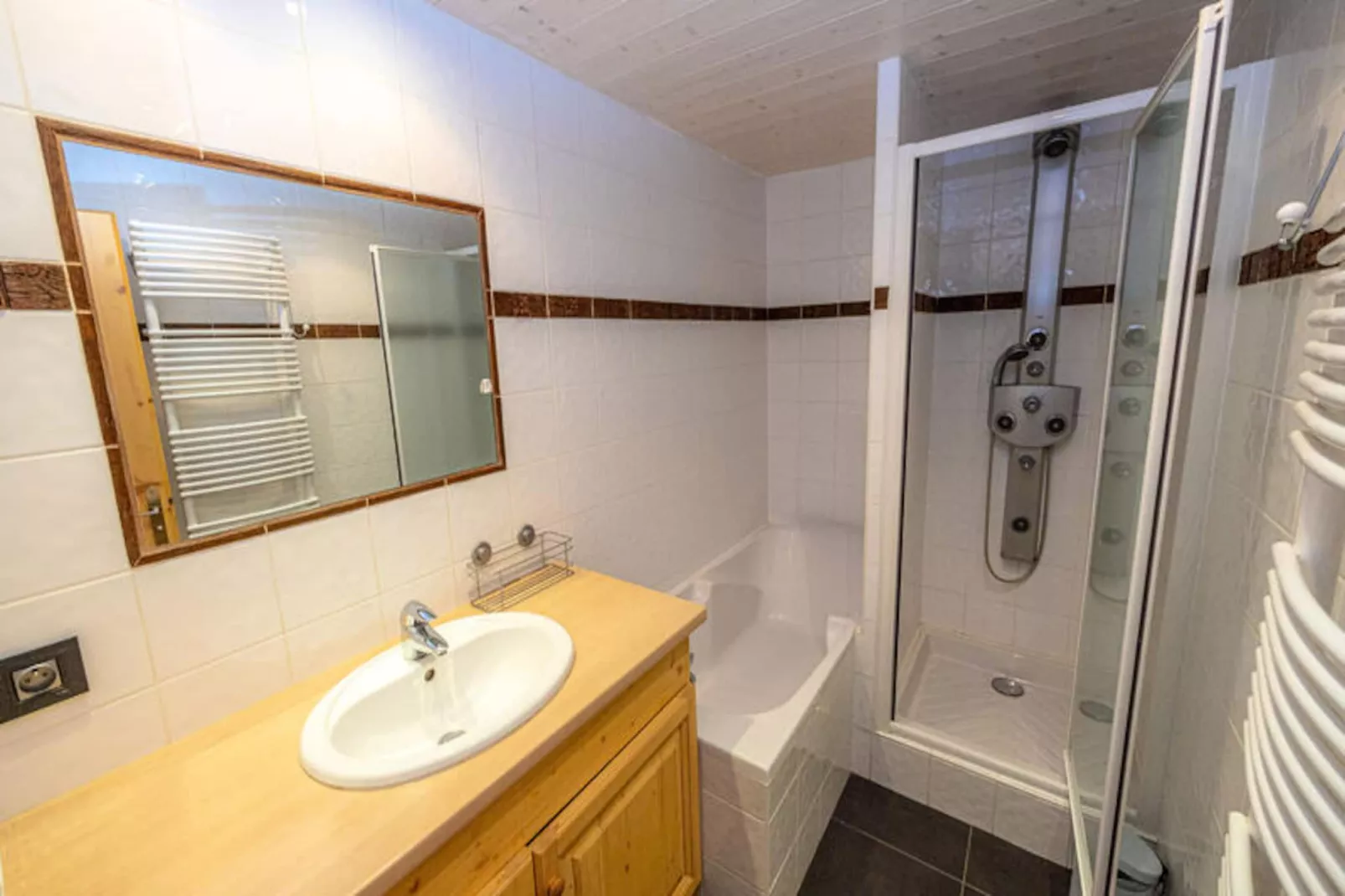 Chalet Deux Tetes-Image-tags.