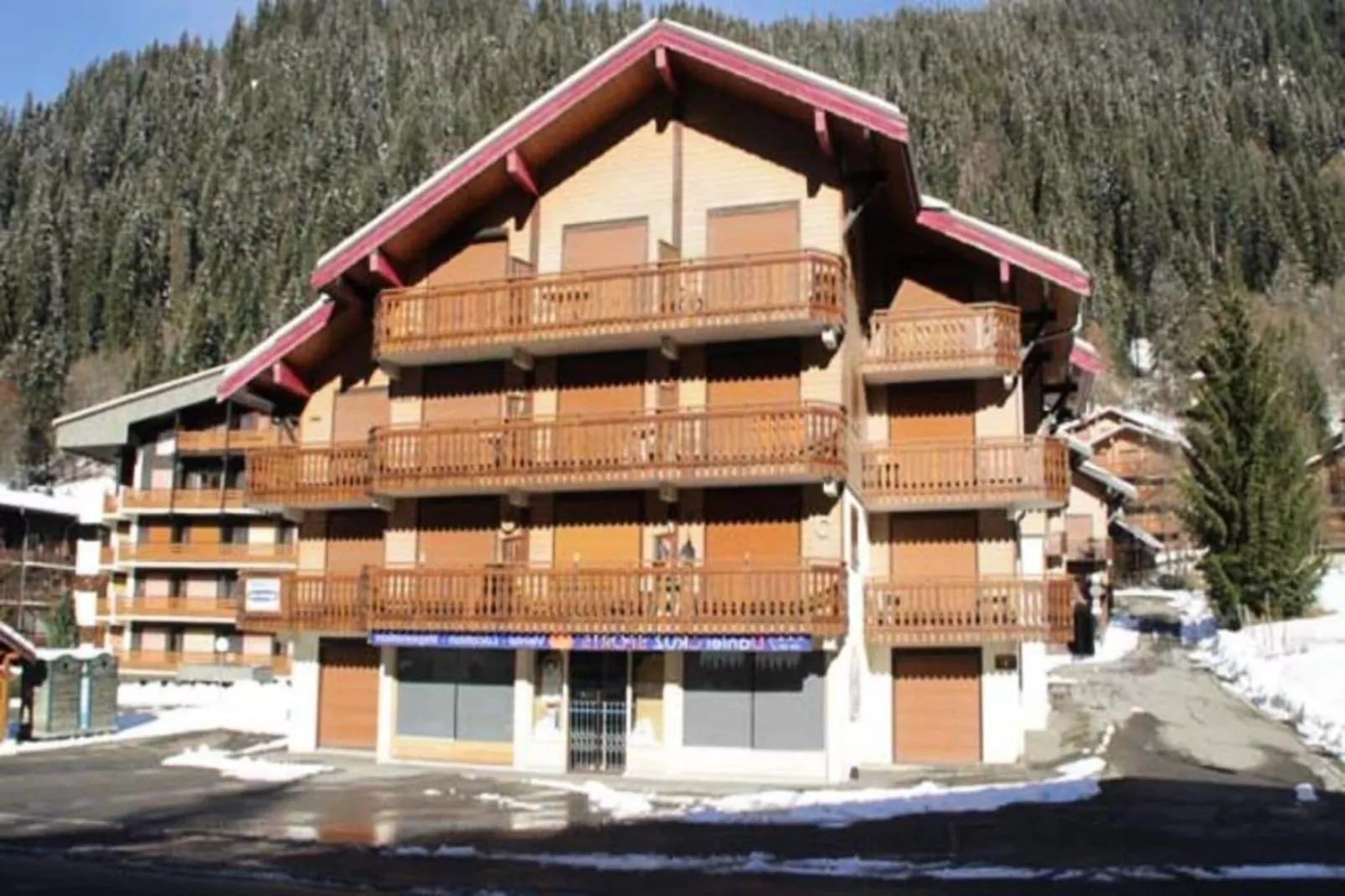 Résidence Les Perthuis-Exterior in summer