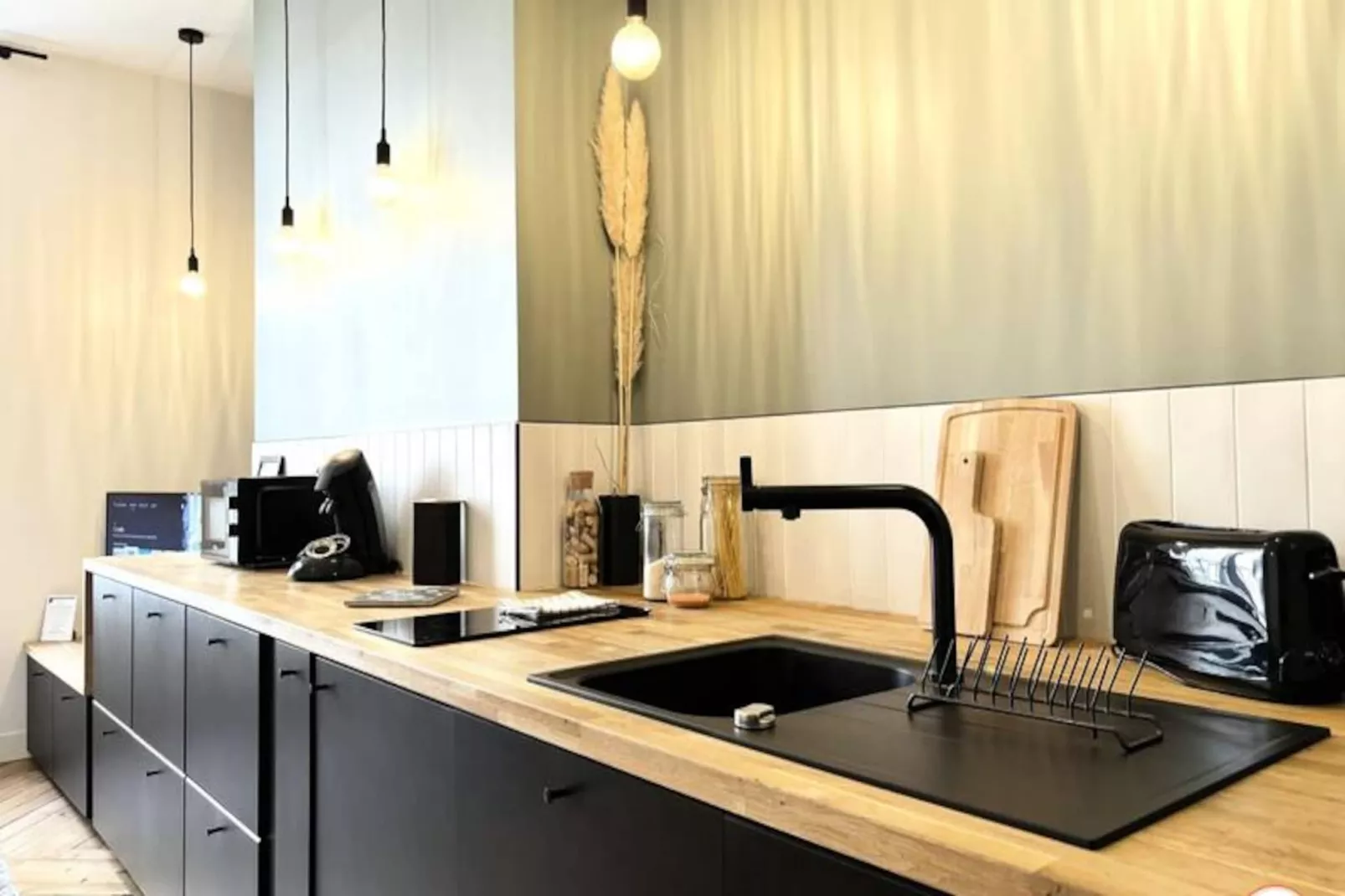 🌴 L'exotique - Vue Pl. Vieux March&eacute; - Standing-Image-tags.