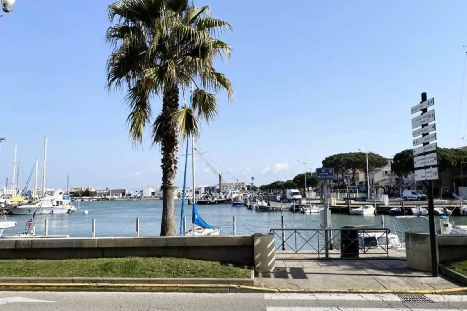 Résidence Quai Colbert-Areas within 1km in summer