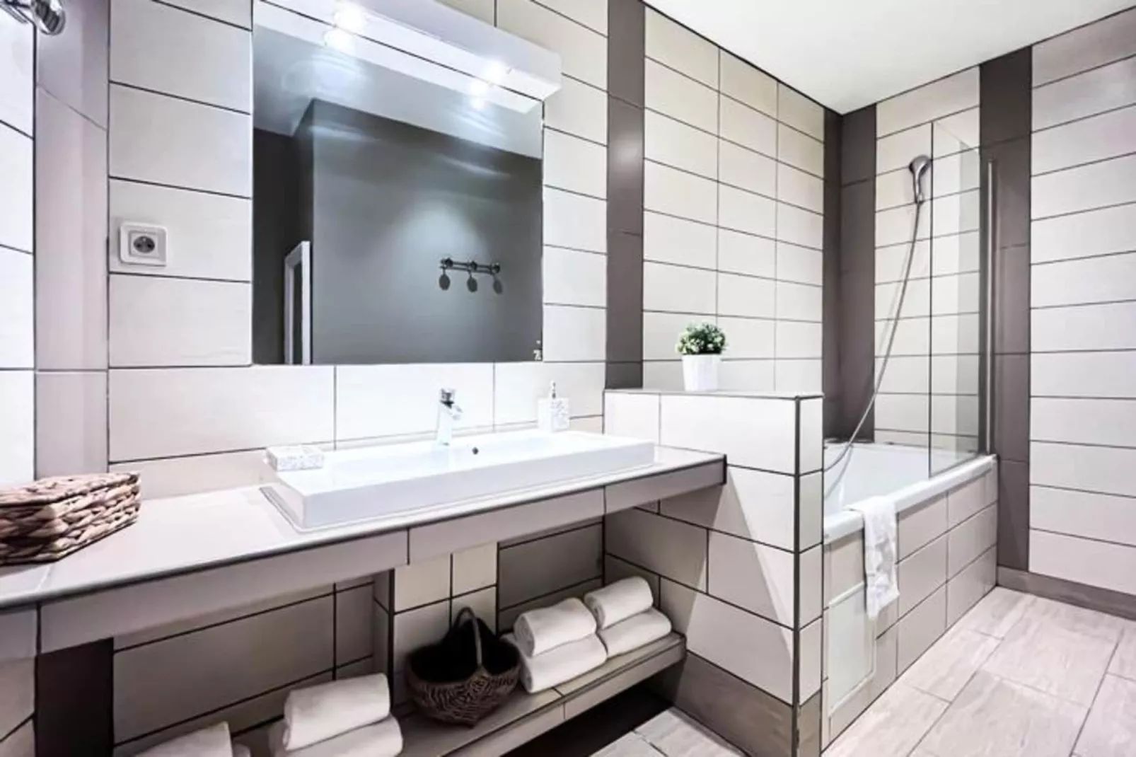 Charmant Appartement Pour 4 Dans Le Centre Ville De Bordeaux-Salle de bain