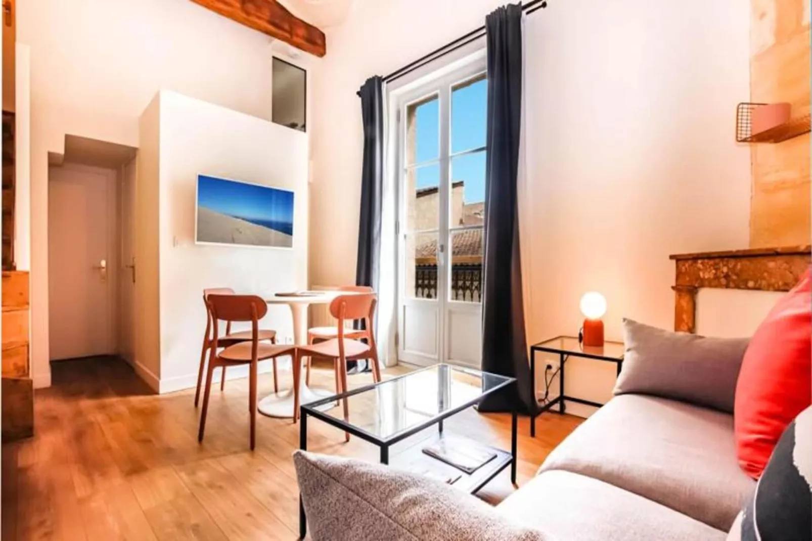 Appartement Avec Cachet En Duplex De 2 Chambres Situ&eacute; Vers La Gare St-jean-Dining room