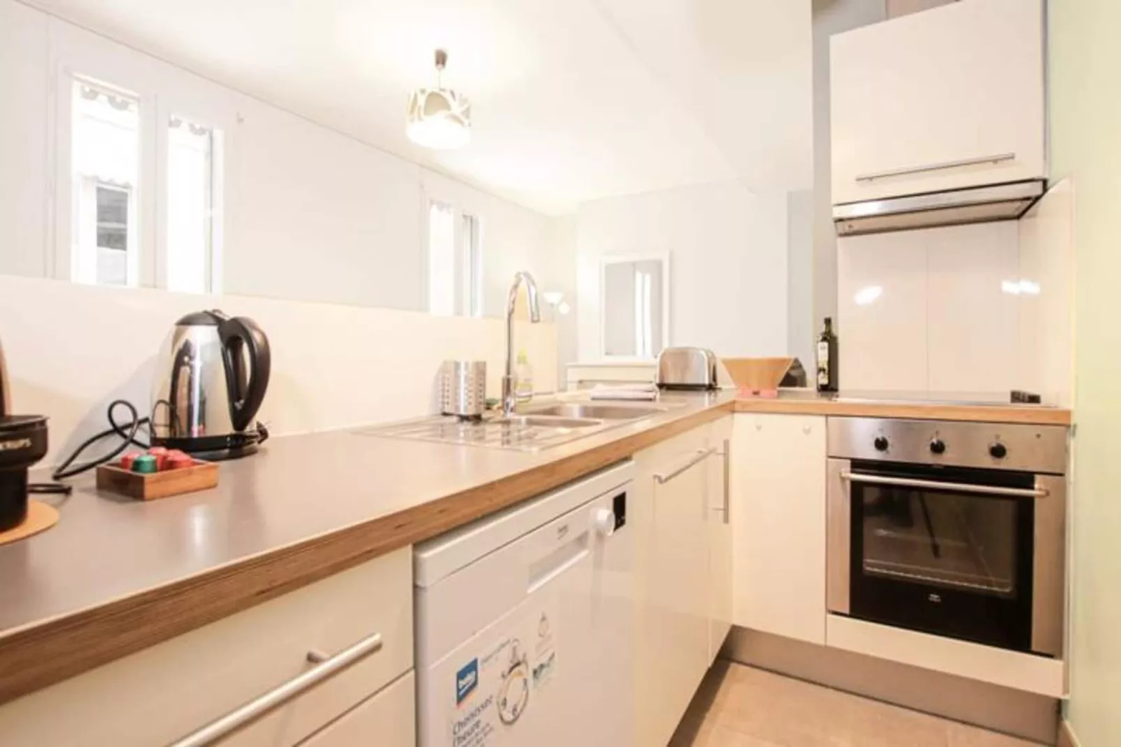 Superbe T2 Aux Prestations De Qualit&eacute; Au Jardin Public Pour 4 Personnes-Kitchen