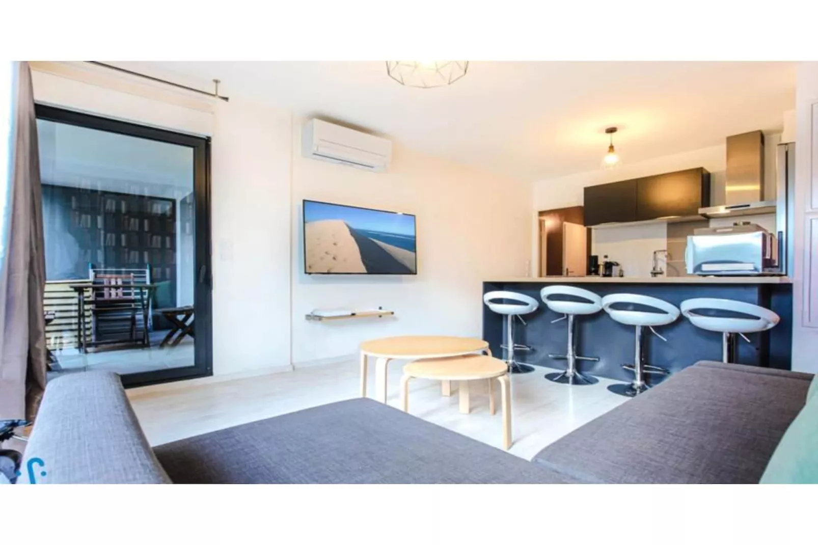 Appartement Charmant Et Moderne Pour 4 Avec Parking, Proche Cit&eacute; Du Vin-Salon