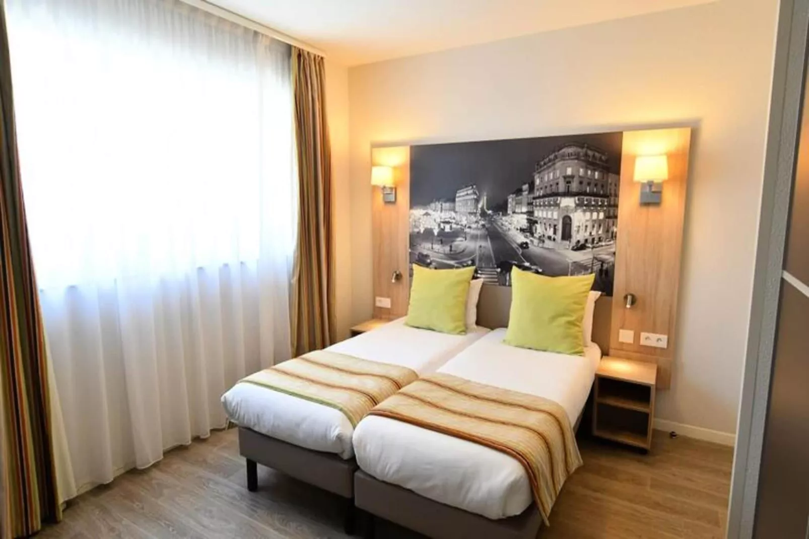 Appart'Hôtel Mer & Golf Bordeaux Bassins à Flot***-Exterior in summer