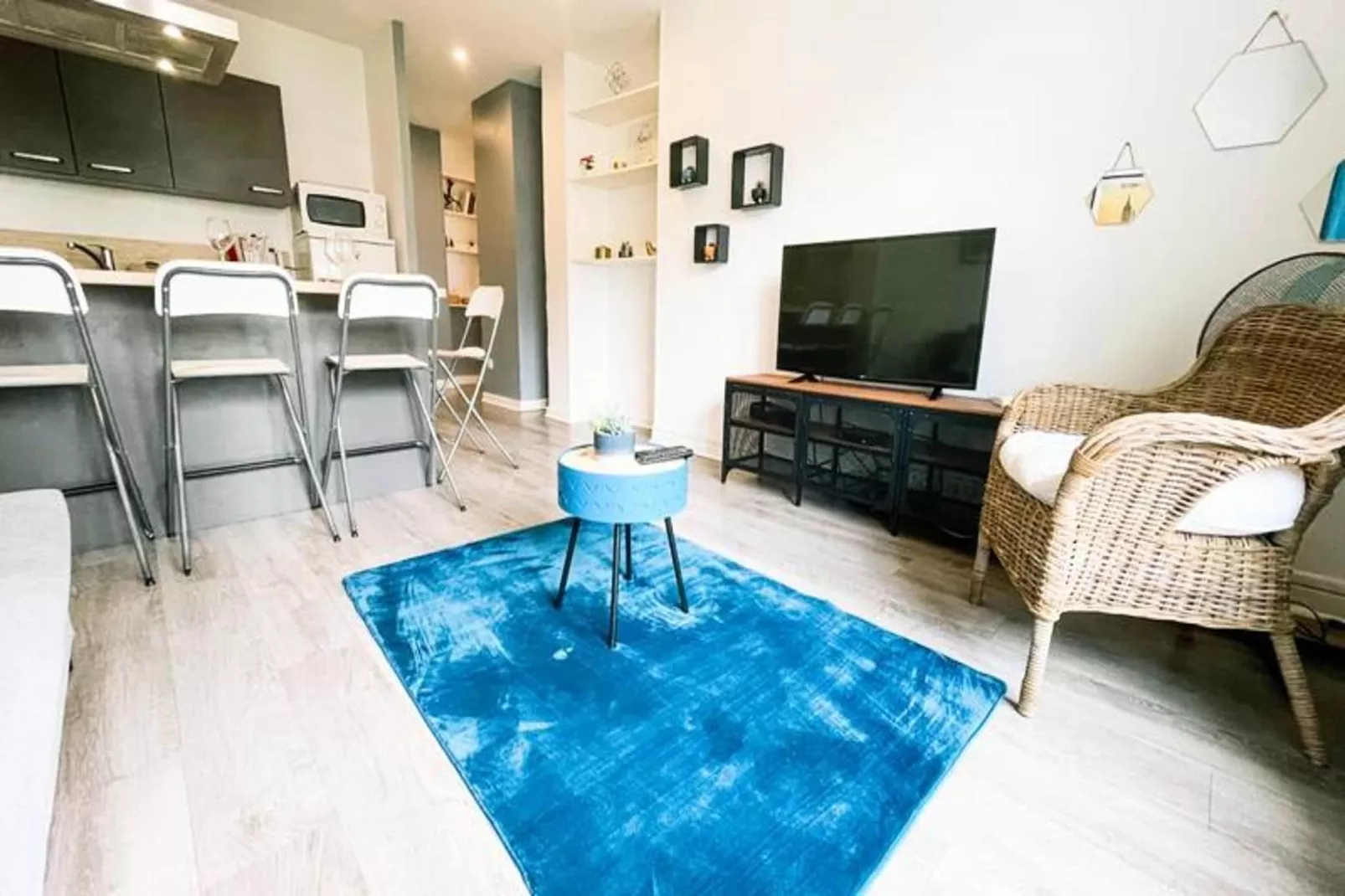 | Blue Lagoon 🩵| T3 6 Pax | Caserne De Bonne-Wohnzimmer