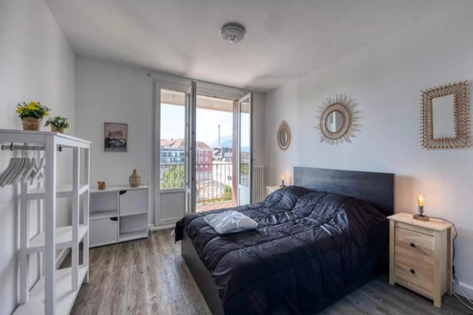 | L'ang&eacute;lique Des Eaux Claires 🪽| Parking-Image-tags.