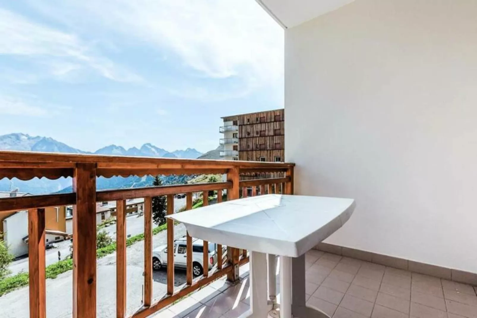 Appartement à l'Alpe d'Huez retour skis aux pieds - maeva Home-Exterior in summer