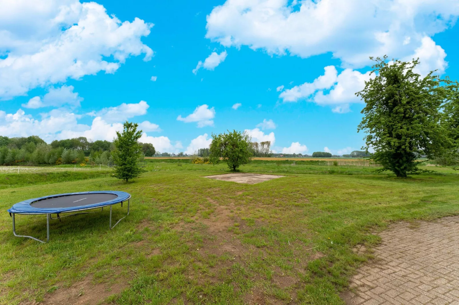 De stakenborg het voor- en achterhuis - Gardens in summer