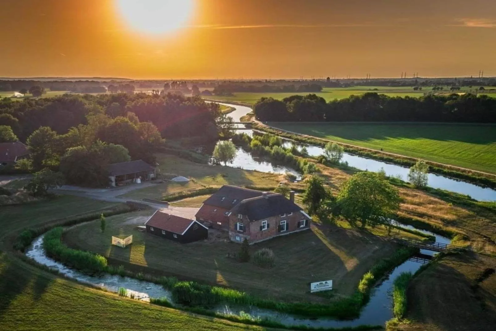 De stakenborg het voor- en achterhuis - Exterior in summer