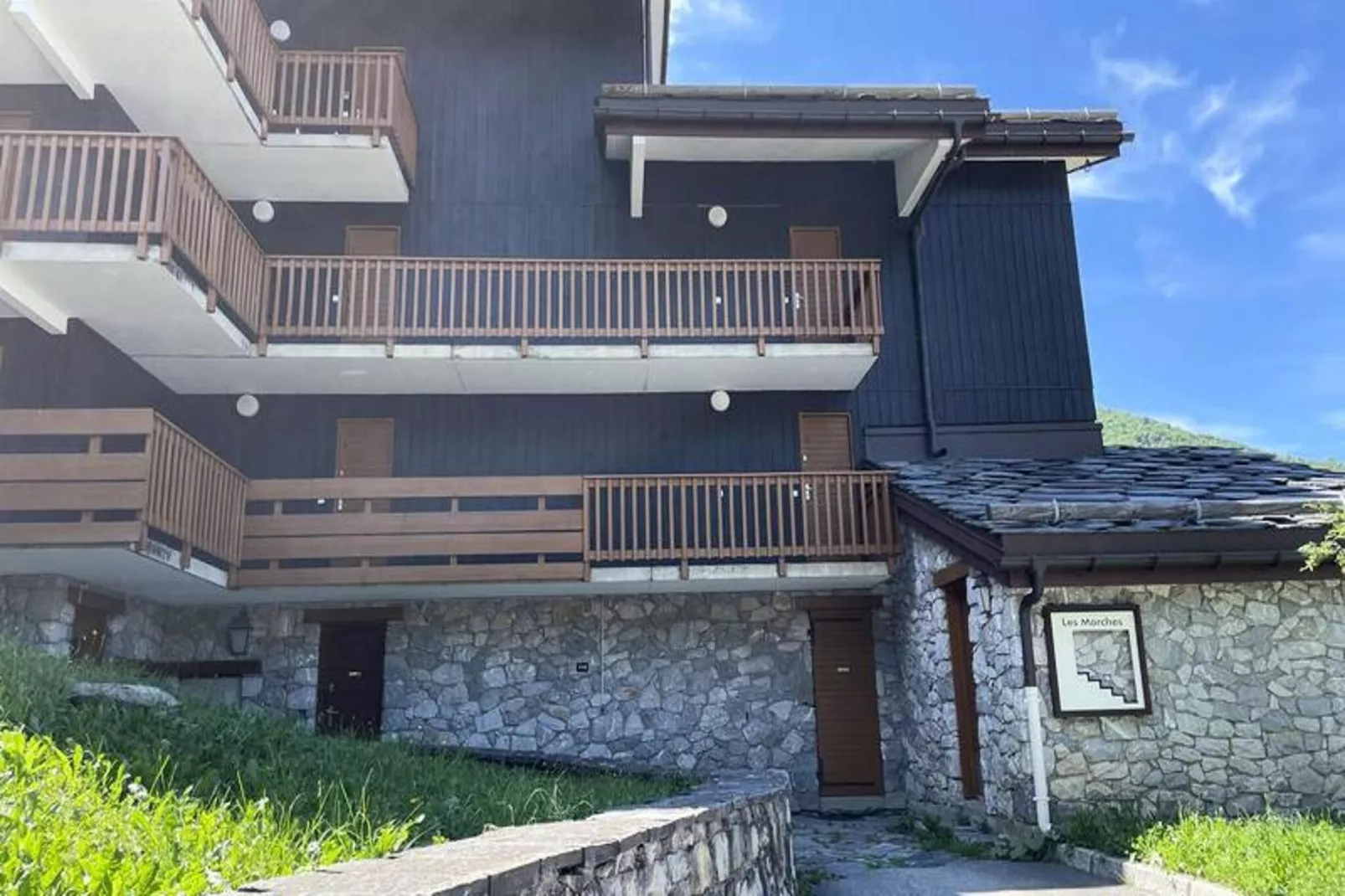 Résidence Marches-Exterior in summer