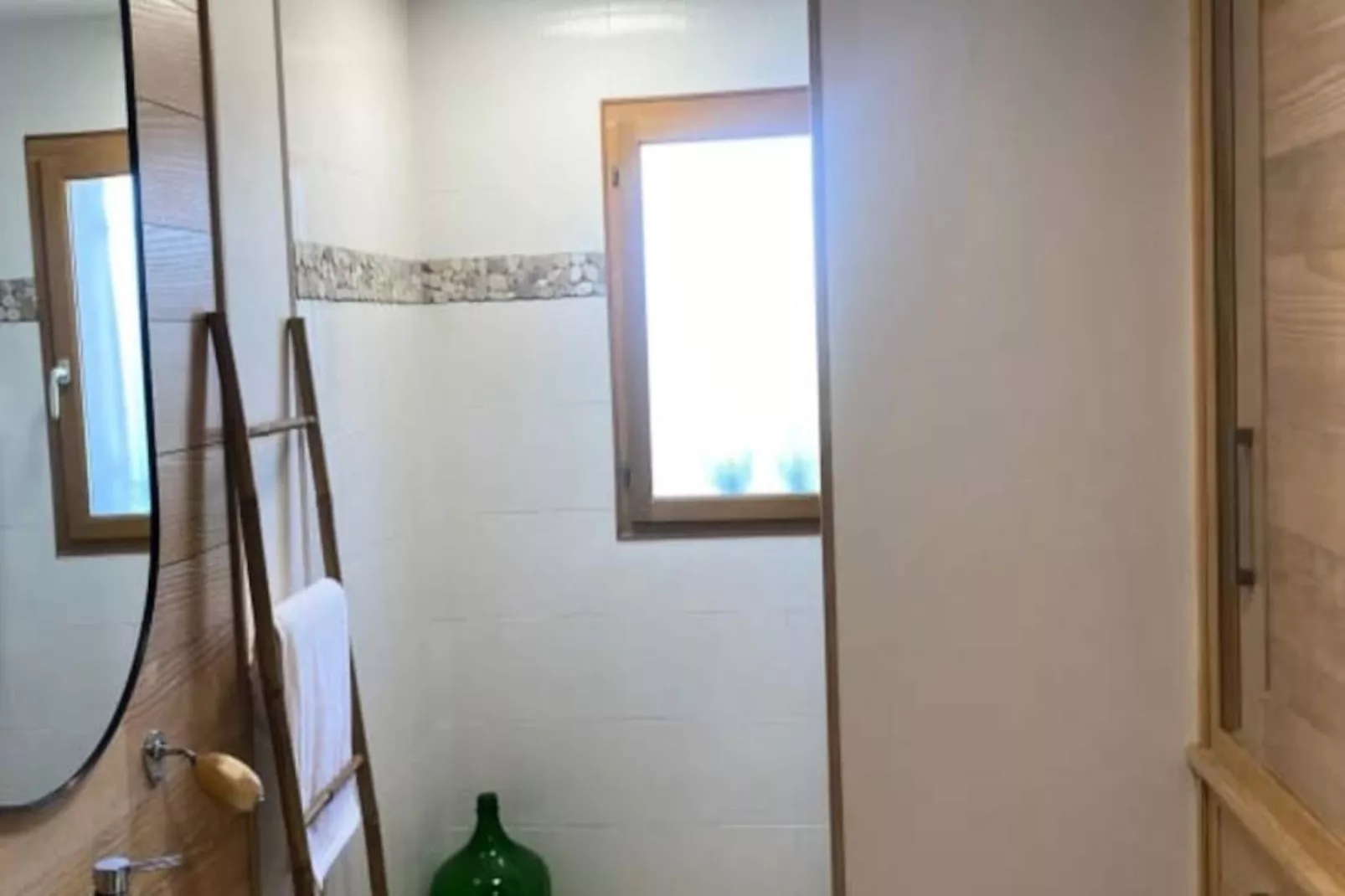 Belle Villa Avec Piscine Jacuzzi Et Vue Lac-Image-tags.