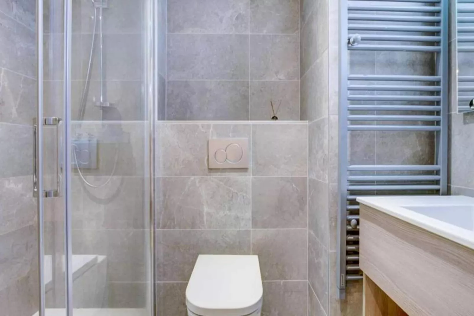 Résidence Frenes Hauts-Bathroom