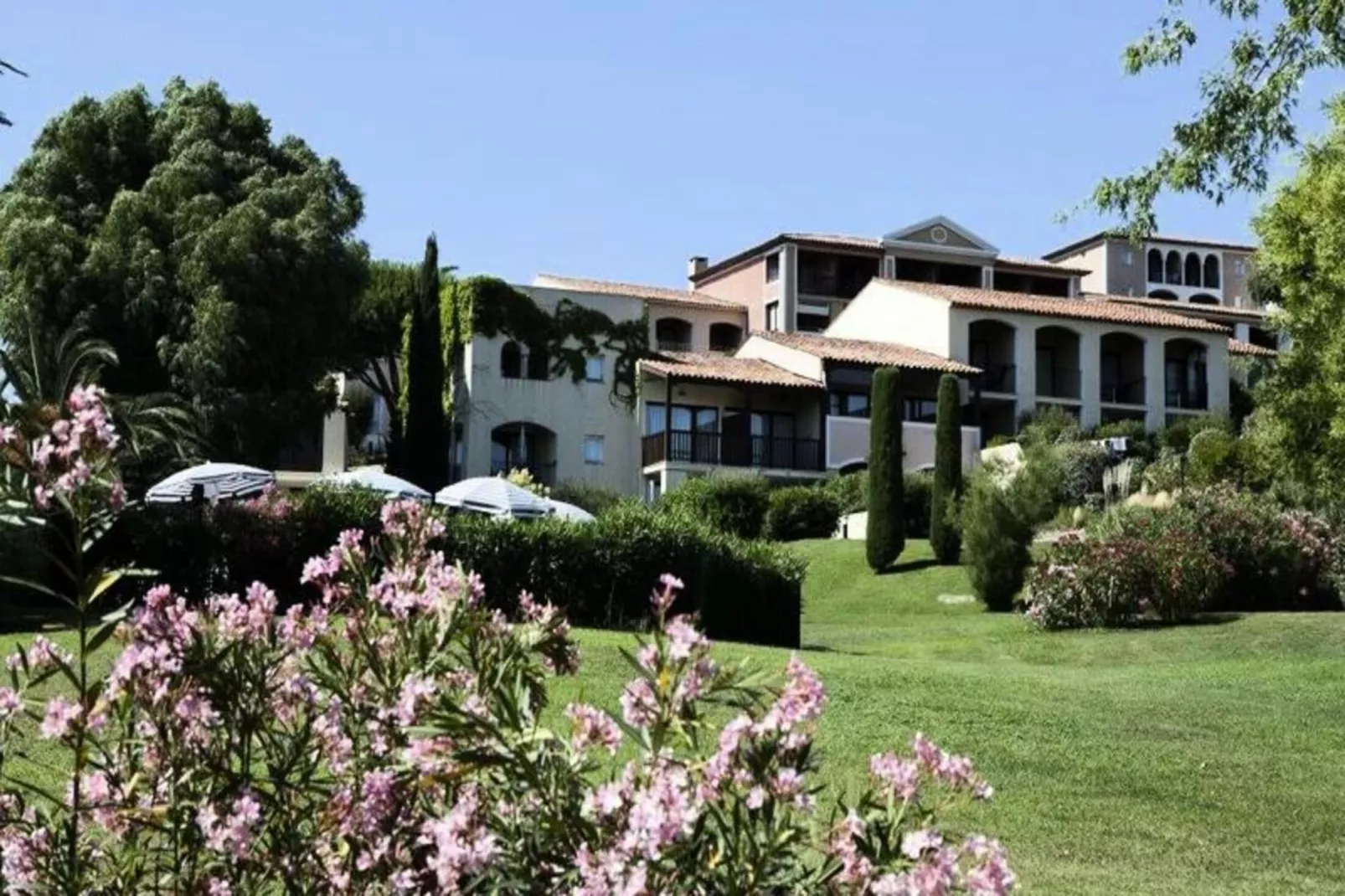 Résidence Les Parcs de Grimaud - maeva Home-Außenbereich Sommer