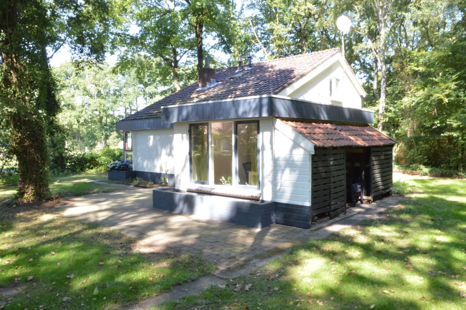 De ouwe diepvries-Exterior summer