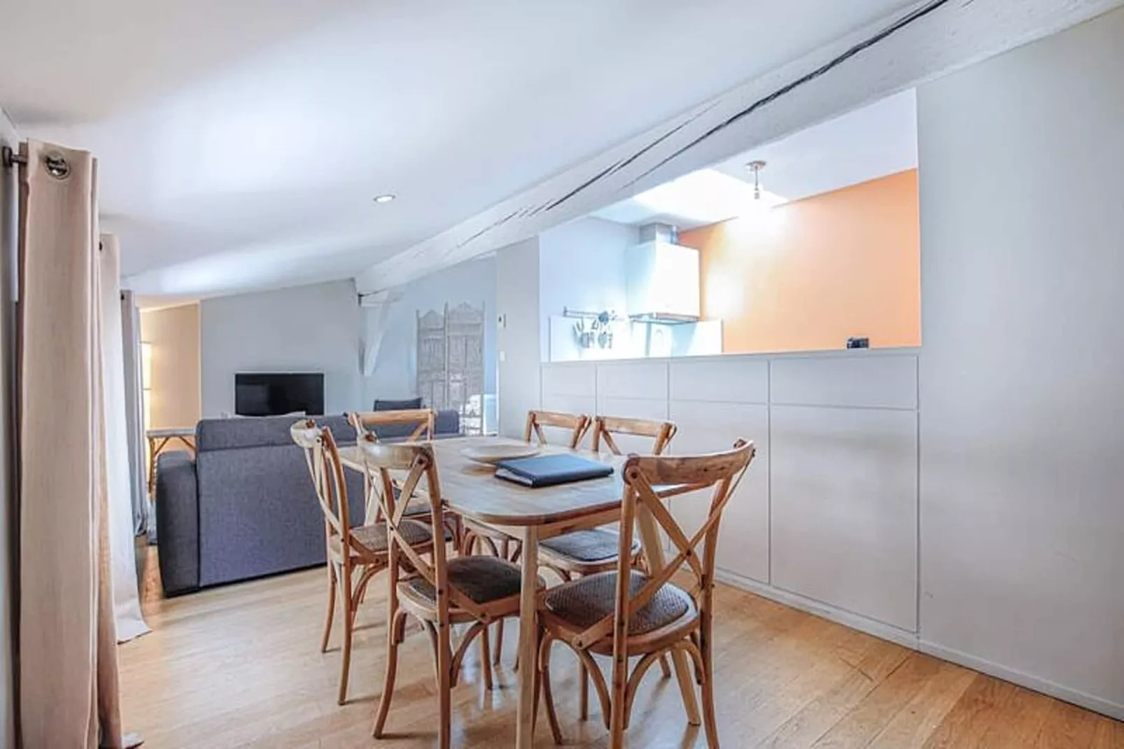 Superbe T2 De Qualit&eacute; Et R&eacute;nov&eacute;, Au Jardin Public, Pour 4 Personnes-Dining room