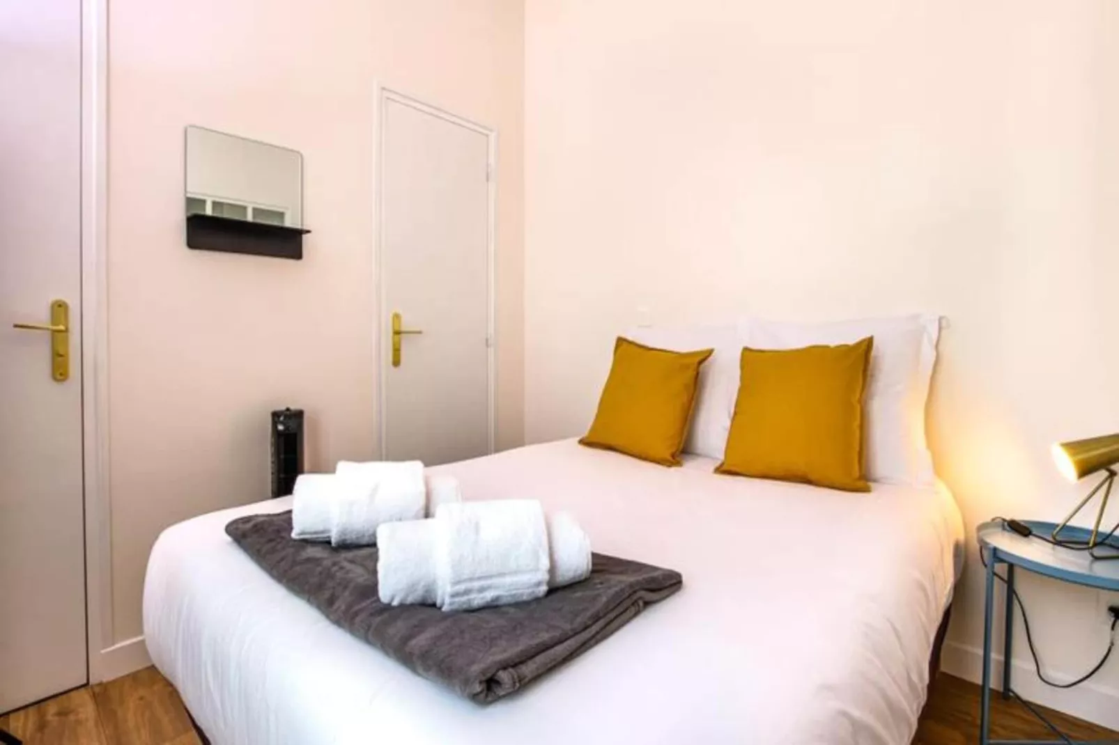 Bel Appartement Parfaitement R&eacute;nov&eacute; Pour 2, Face &agrave; La Gare Saint-jean-Schlafzimmer