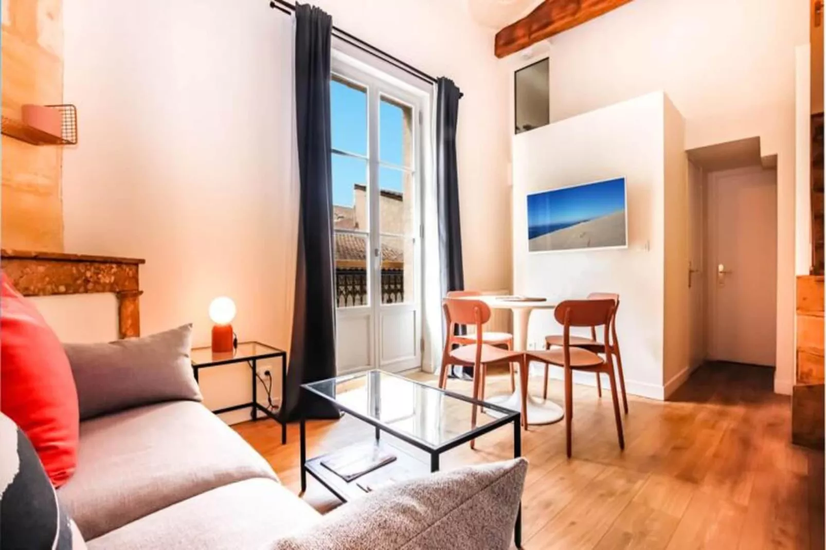 Appartement Avec Cachet En Duplex De 2 Chambres Situ&eacute; Vers La Gare St-jean-Dining room