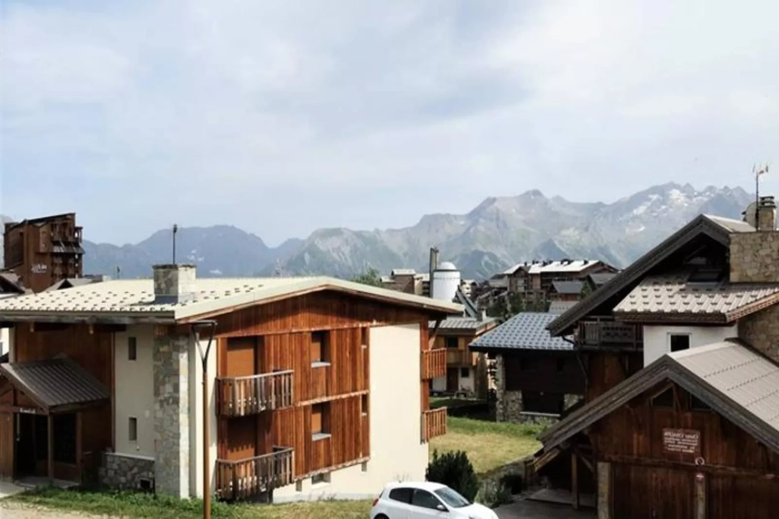 Résidence Bragelonne-View in summer