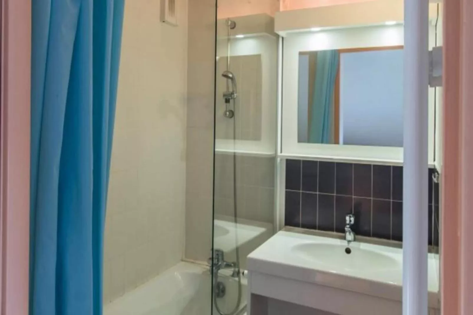 VVF Résidence Les Angles Pyrénées-Badezimmer