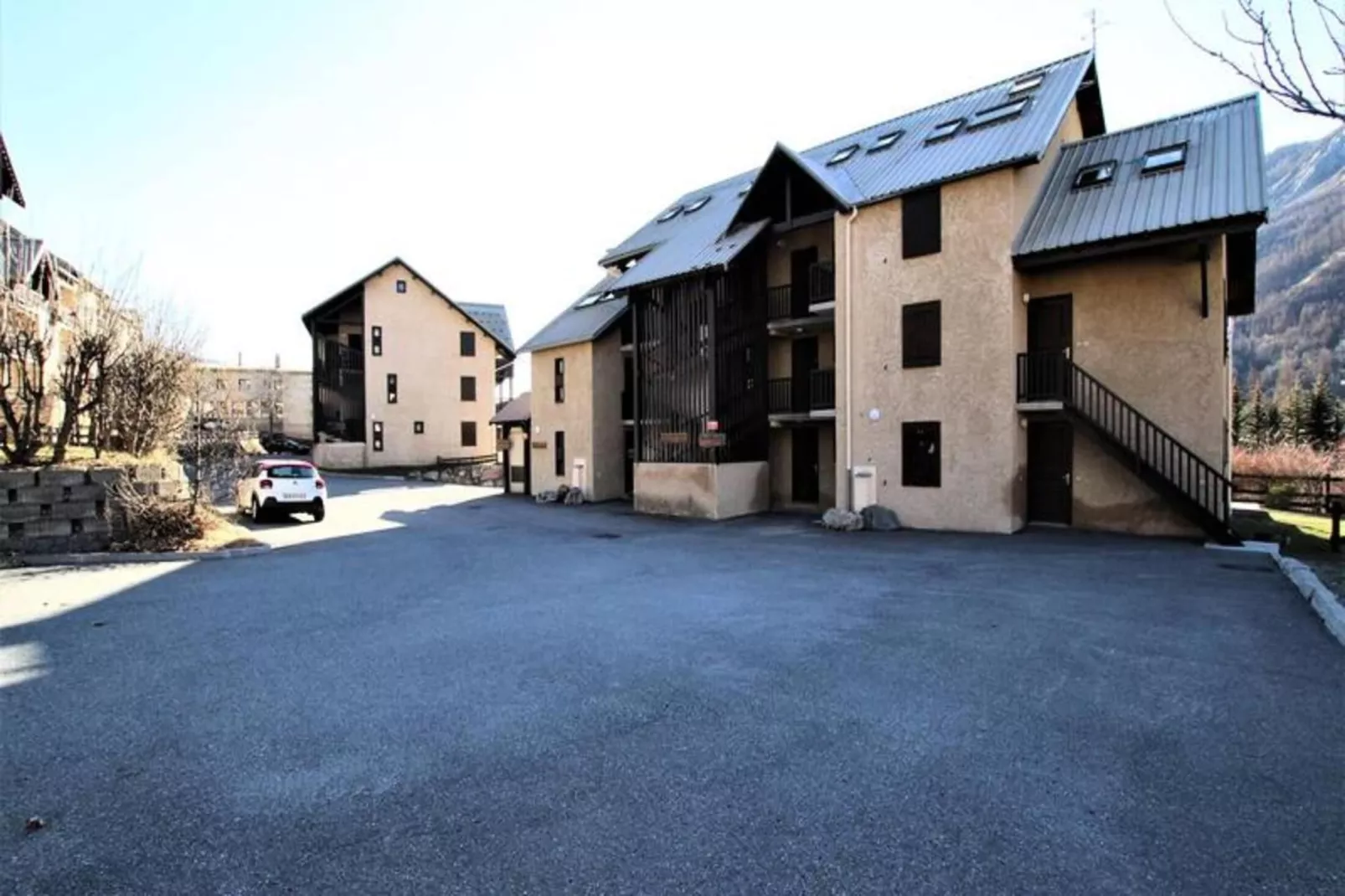 Résidence Aiguille Grive Bat I - Exterior in summer