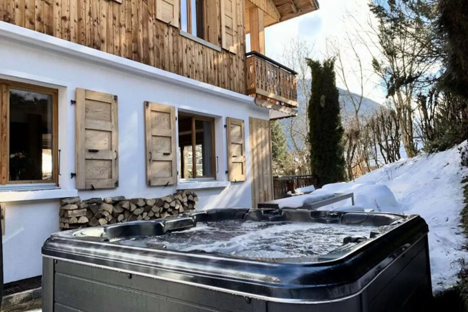 Chalet Roji-Image-tags.