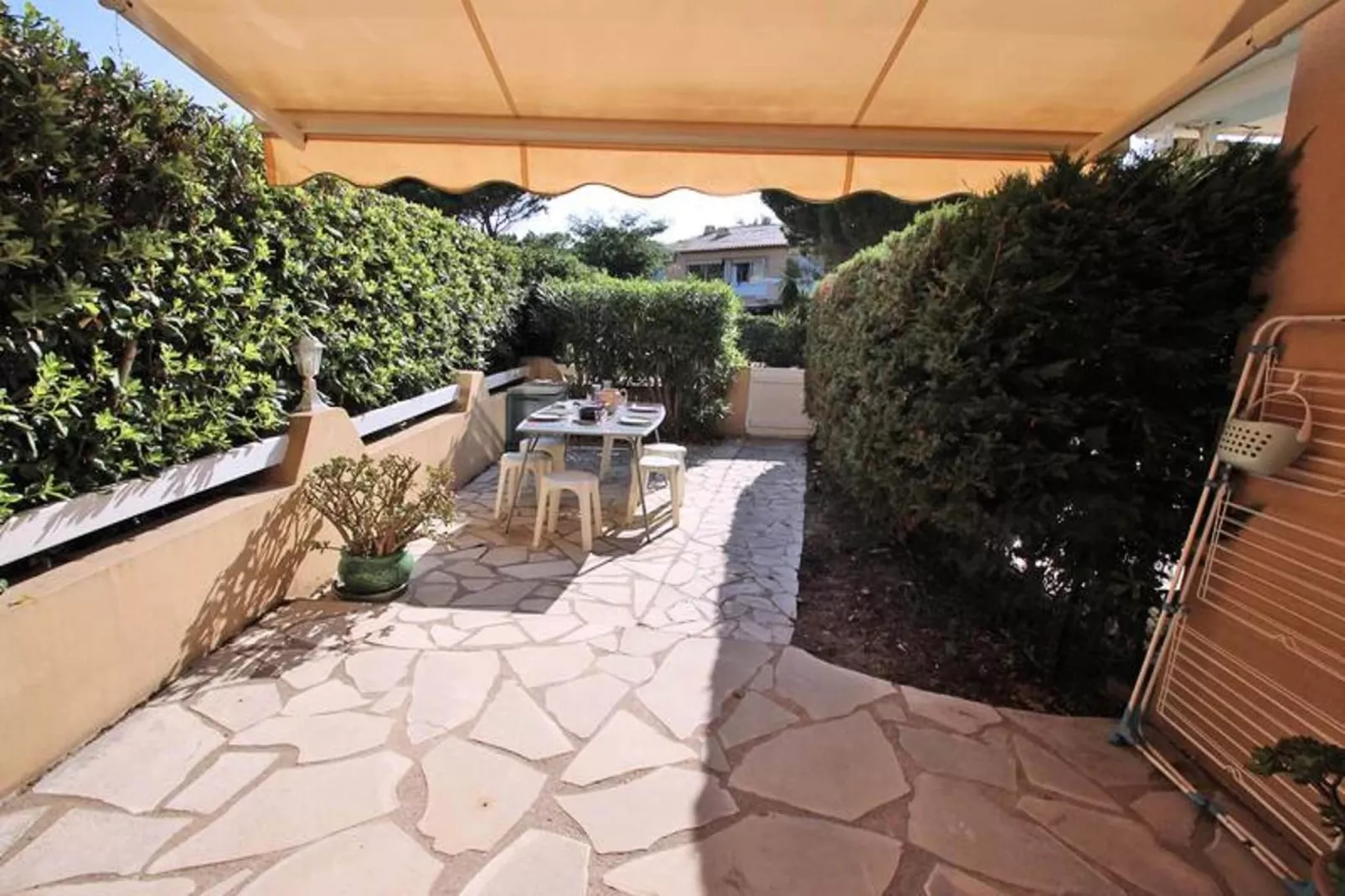 Résidence Les Boucanniers-Gardens in summer