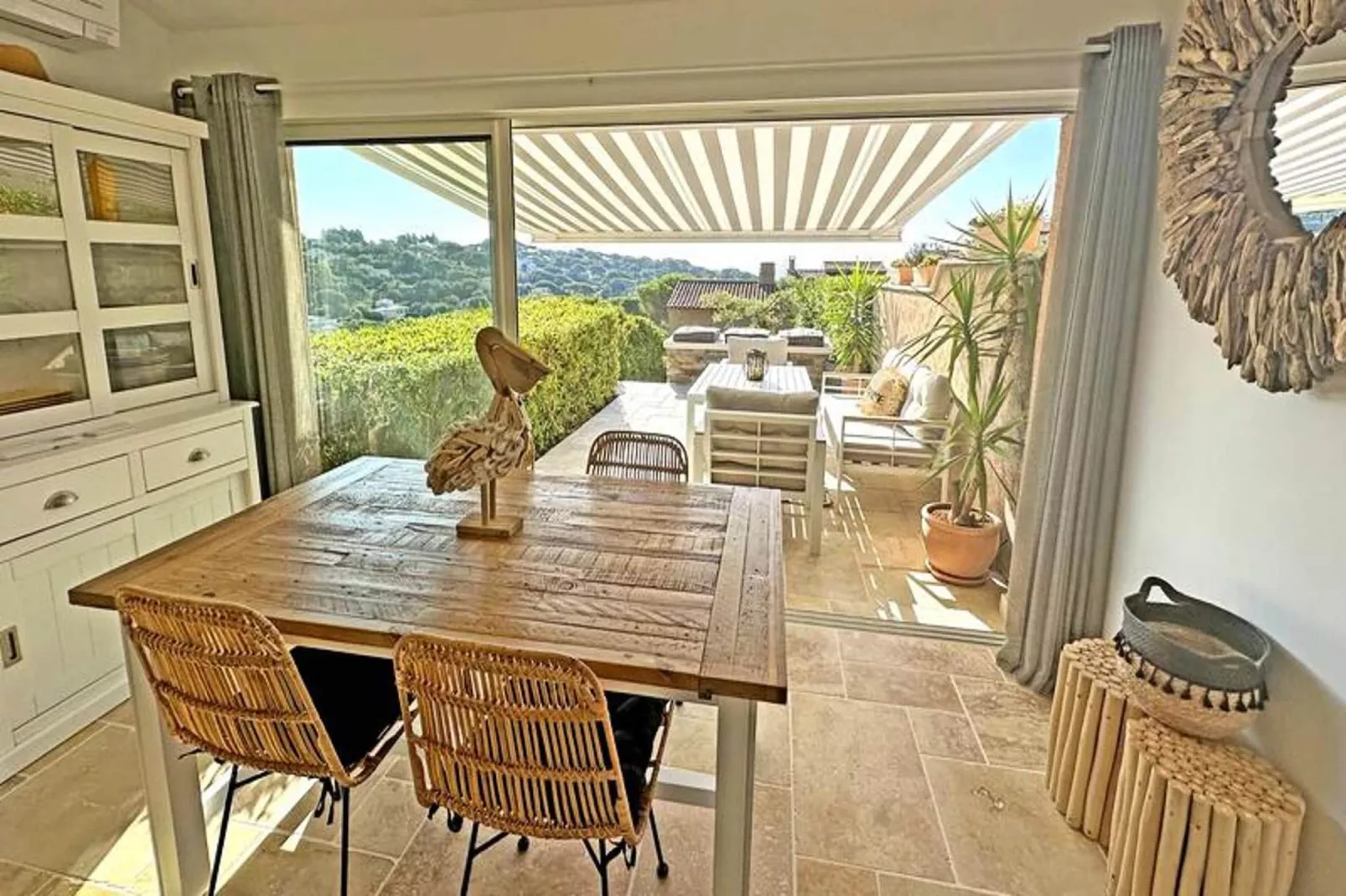 Résidence Bastides De Guerrevieille-Salle à manger