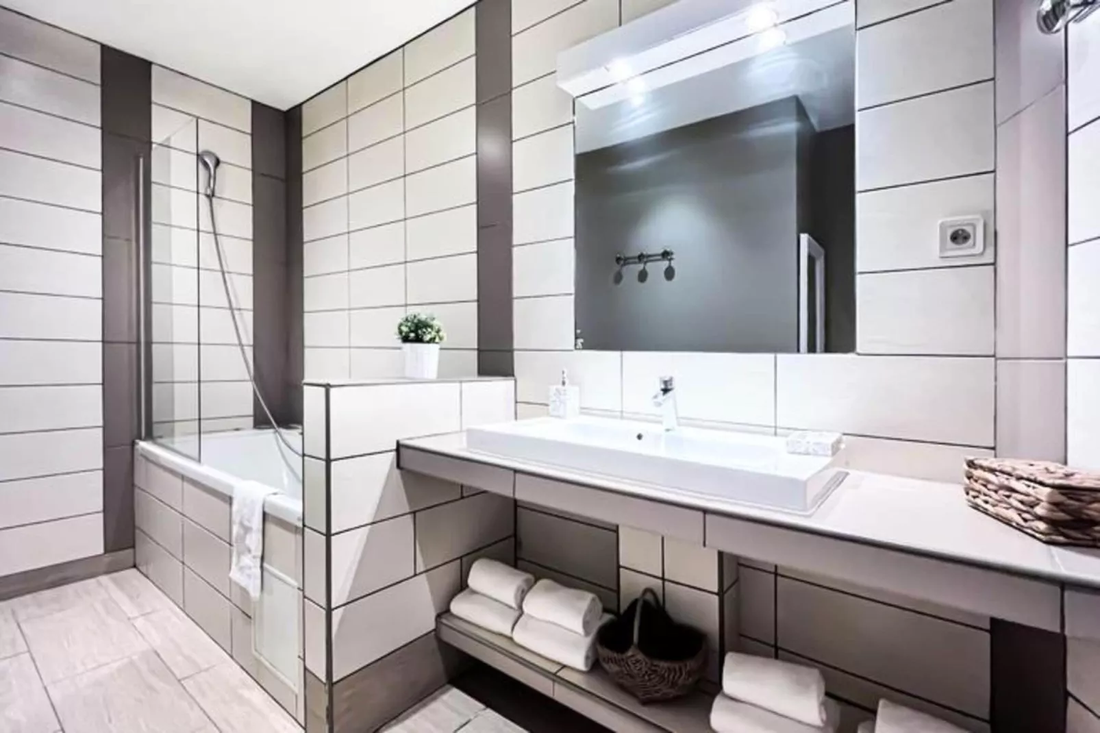 Charmant Appartement Pour 4 Dans Le Centre Ville De Bordeaux-Salle de bain